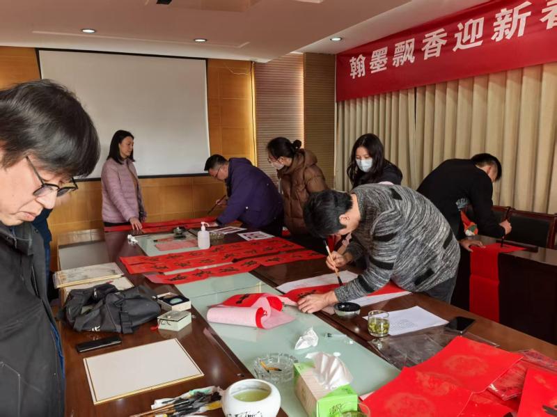 “翰墨飘香迎新春 桃符焕彩贺瑞年” ——我校开展迎新春送福送春联活动主题活动